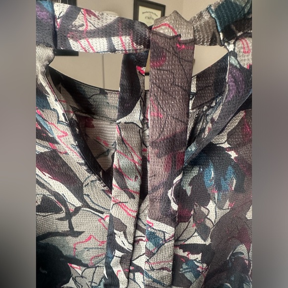 The Limited ruffled sleeveless floral print blouse with tie in back - Picture 5 of 5